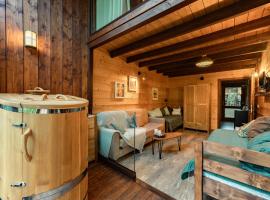 Pinus Villas Lodge with Private Jacuzzi & Phyto-Sauna Retreat, hotel em Zheleznitsa