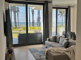 Luxury Beachfront Stay at Gem Waterfront, hotel a Bijilo