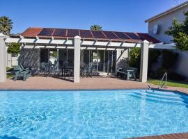 Sea and Mountain View Apartment, hotel v destinaci Gordonʼs Bay