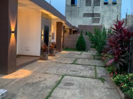 3 chambres salon avec jacuzzi, готель у місті Порто-Ново