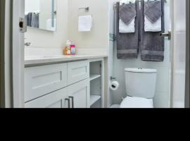 Bayfront Apartment, hotel em Portmore