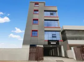 Super Townhouse Oak Kamineni Bus Stop