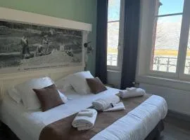 Logis Hôtel- Restaurant Le Relais Guillaume de Normandy-PARKING GRATUIT-Bornes électriques-VUE BAIE TERRASSE-Calme