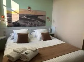 Logis Hôtel- Restaurant Le Relais Guillaume de Normandy-PARKING GRATUIT-Bornes électriques-VUE BAIE TERRASSE-Calme