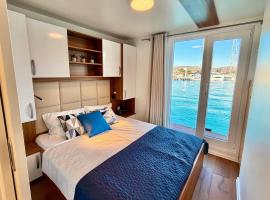 Liberty Floating House with Jacuzzi & Sea View, Hotel in Portorož