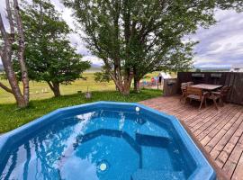 Finnstaðir Holiday Home with Hot tub, hotel u gradu 'Egilsstadir'