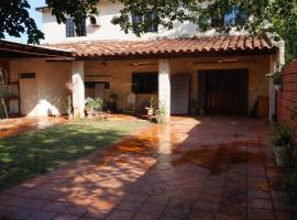 La Petite Maison Camping y Hostel, Hotel in Limpio