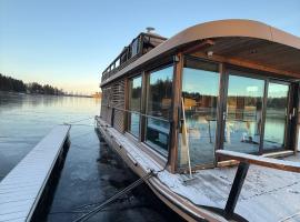 AAVA Floating Villa 42, Hotel in Savonlinna