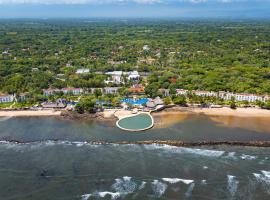 皇家德卡美隆萨利尼塔斯 - 全包度假村，位于洛斯科巴诺斯的酒店