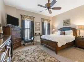 Dreams2Reality | Historic Branson Hotel - Heritage Room with Queen Bed - Downtown