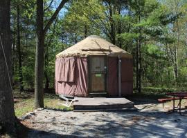 Tranquil Timbers Yurt 3, hotel in Sturgeon Bay