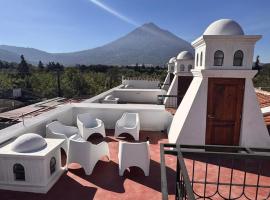 Villa San Lazaro, Alojamiento entero, para 8 personas en Antigua con amplio parqueo y terraza con vistas al volcan, hotel v destinácii Antigua Guatemala