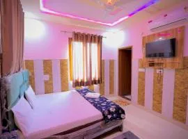 Shiva Stay Inn - Near Banke Bihari Temple & Prem Mandir