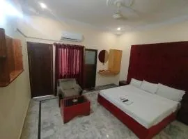 Hotel Crown Plaza Near Karachi Airport And Habib University