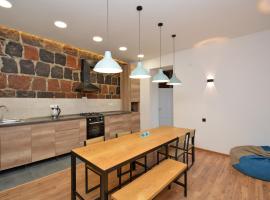 Wanderlust Guest House Prime Location, Hotel in Jerewan