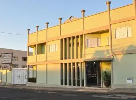 Hotel Carolina 2 - próximo a Universidade de Uberaba uniube - ao Aeroporto Fórum De uberaba - hospital Mario Palmeirio ao Hospital São Marcos e hospital Regional