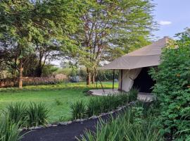 Dolly Farm & River Camp, Luxury Tents, hotell i Usa River