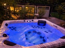 Boutique Tiny Home Rotorua with Private Hot Tub, hotel en Rotorua