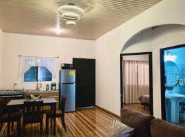 Joy & peace house, hotel i Tela