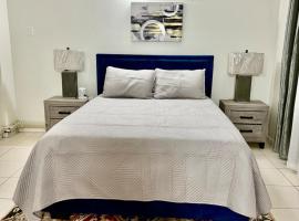 Blue Laventura condo near HWT, hôtel à Kingston