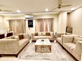 Aesthetic 2BHK Condo 360 Sunset View Rooftop Pool, hotel di Islamabad