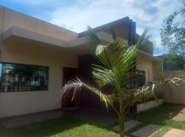 Ferienhaus mit kleinem Pool, hotel en Encarnación