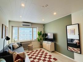 Lovely two-room condo with balcony near bus- and railwaystation, hotel en Turku