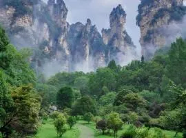 Floating Peaks Lodge-English Services-Near the Ticket Gate