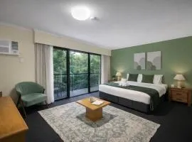 Leafy Studio Retreat near Shops Motorway Access by Custom Bnb Hosting