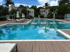 Charming poolside condo in Cap Cove, hotel en Cap Estate