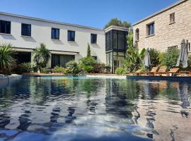 Cassis में, होटल HPC Suites - Cassis Centre - Parking Securisé et Piscine Chauffée