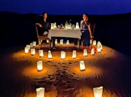 Sunset Dunes Luxury Camp: Merzouga şehrinde bir otel