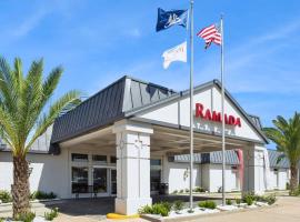 Ramada by Wyndham Houma، فندق في هوما
