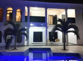 Luxury Modern 5 Bed Rooms Villa in Jabang with private Pool, hotel en Jabang