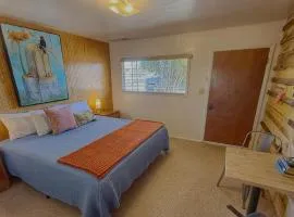 #3 Birds - King Suite Pets ok, Shared Kitchen