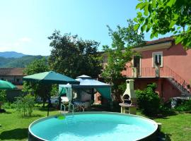 호텔 사진: Spacious Holiday Home in Fivizzano Italy with Swimming Pool