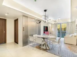 Spacious 2BR Family Suite with City View near Airport, City of Dreams, Solaire, PARQAL, Ayala Malls, and MOA