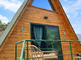Cozy Glamping Cabin for Couples and Families, hotel v destinaci Arakapas