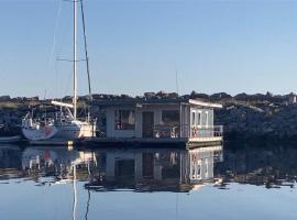 Sætervika Floating home, Hotel in Hosen