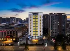 Chengdu Yueming Hotel,2-min walk to metro, International Traveler Friendly,Free self-service laundry, Free self-service coffee, Free Chengdu snacks, Free Chinese tea,Free travel consulting service