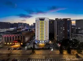 Chengdu Yueming Hotel,2-min walk to metro, International Traveler Friendly,Free self-service laundry, Free self-service coffee, Free Chengdu snacks, Free Chinese tea,Free travel consulting service