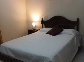 Casa amplia con garaje en Tarija 5 dormitorios、タリハのホテル