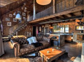 A picture of the hotel: Le Refuge - Les Chalets Spa Canada