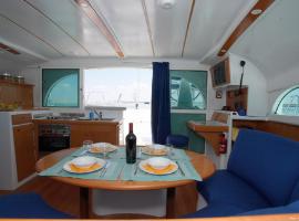 Foto di Hotel: Santorini Island Luxury Yacht Cruise