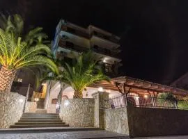 Hotel Vagabundo - Newly Renovated, 100m from Beach, Pool & Breakfast