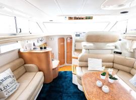 Eilins Luxury Boat - Private Marina Boat Stay, hotel en Fuglafjørður