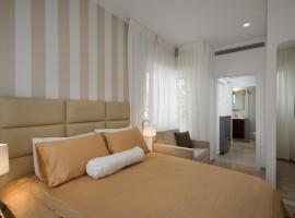 Beachfront 2BR/2BA Condo in Tel Aviv, מלון בתל אביב