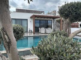 Bungalow med privat saltvannsbasseng på Dejablue, hotel a Kalogrea