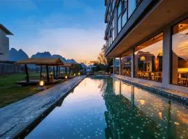 Yangshuo Afield Resort-3 minutes walk to Bamboo Rafting Wharf, Private Courtyard with grand lawn,Swimming pool,Free Self-Service Laundry & Drying,Attraction Tickets in Advance, Scooter& Trip planner