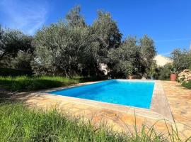Chalet climatisé, piscine et barbecue, hotel a 'Aïn Benian